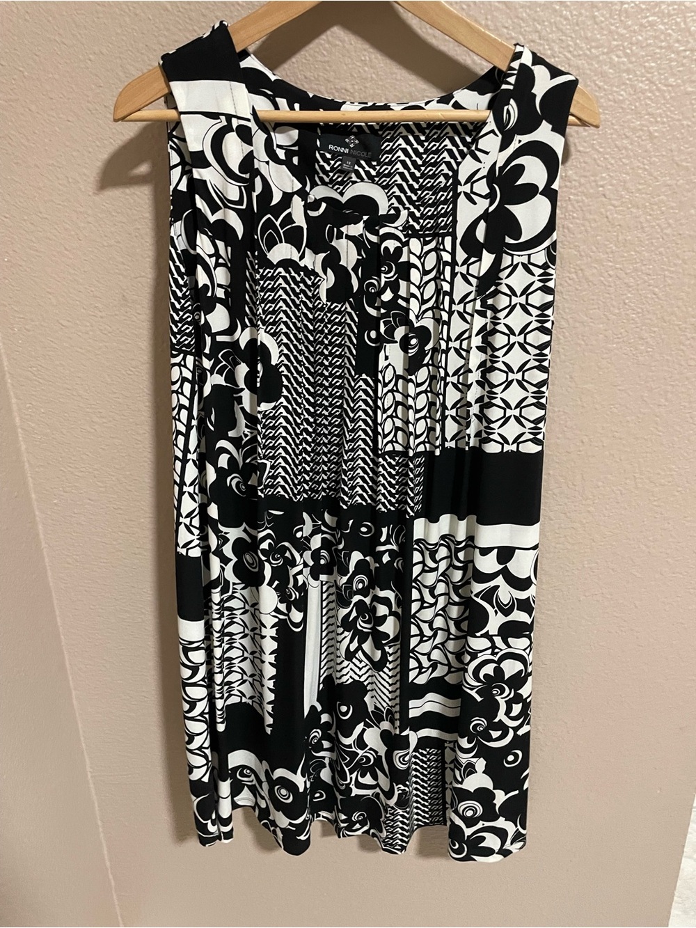 Ronni Nicole Black and White Sleeveless Patterned Dress